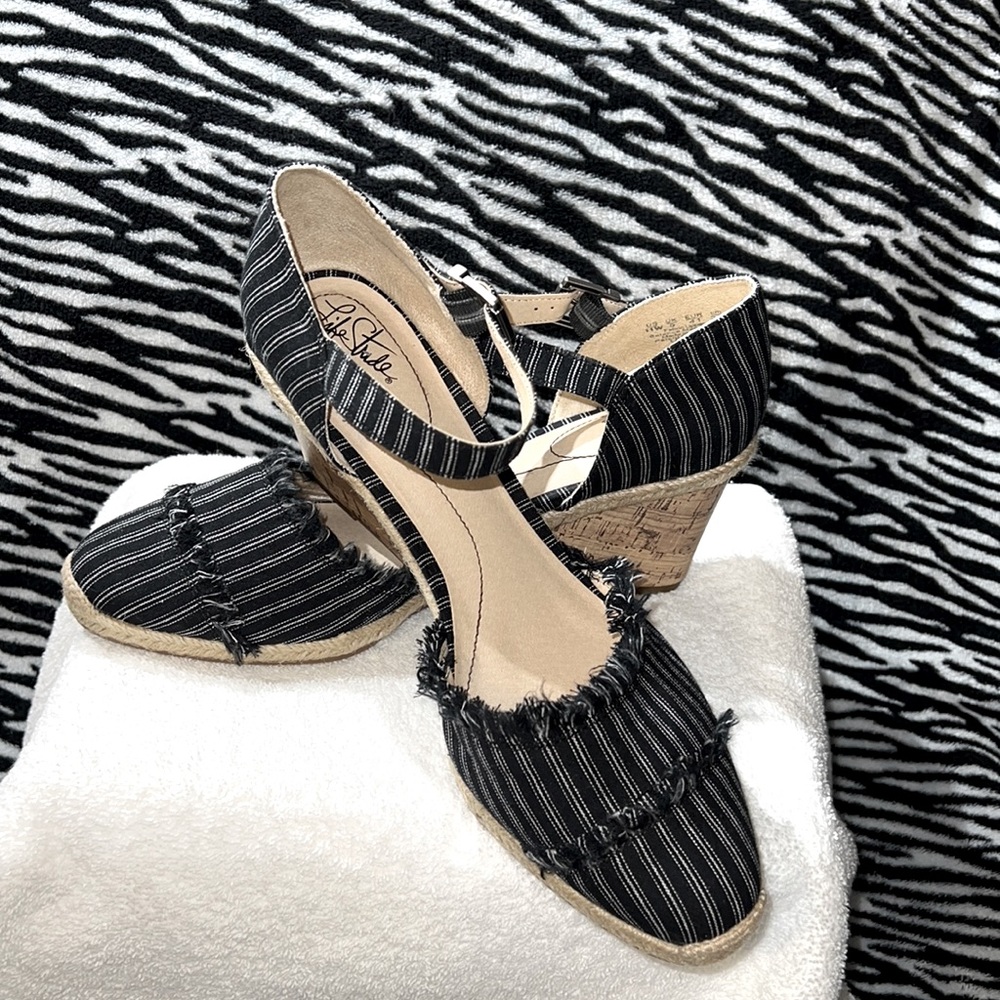 Life Stride Leena Women’s Wedge Strap Shoe Frayed Accent Size 11